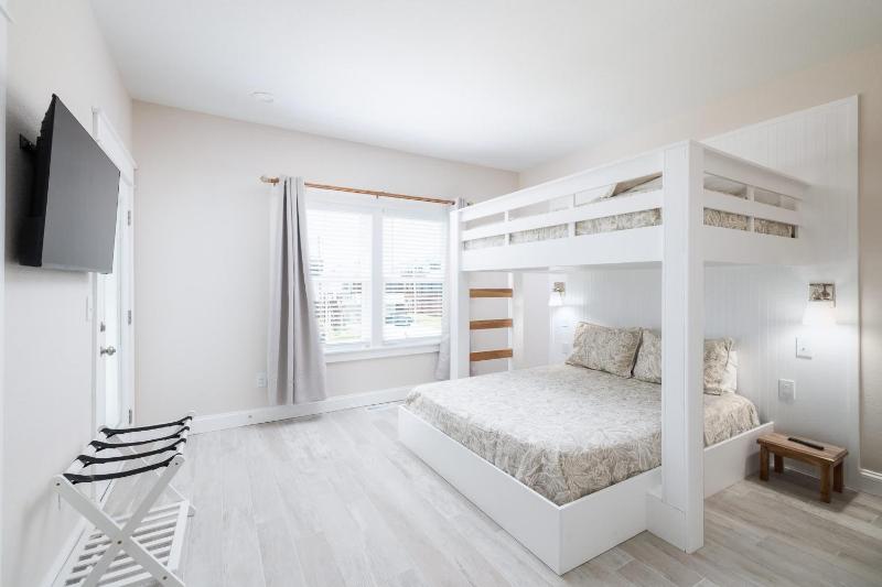 Brand New Luxury Build 2 Min Walk to Beach w Pool - image 13
