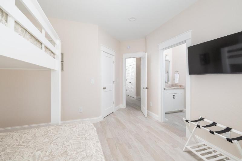 Brand New Luxury Build 2 Min Walk to Beach w Pool - image 35