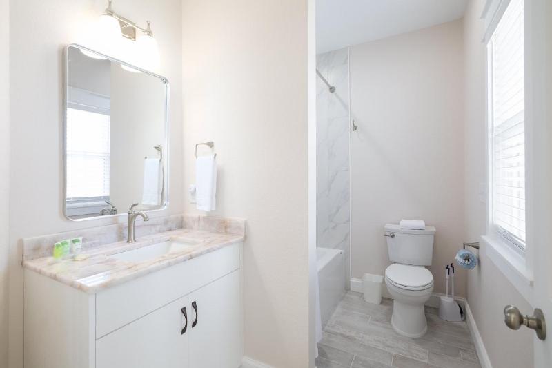 Brand New Luxury Build 2 Min Walk to Beach w Pool - image 5