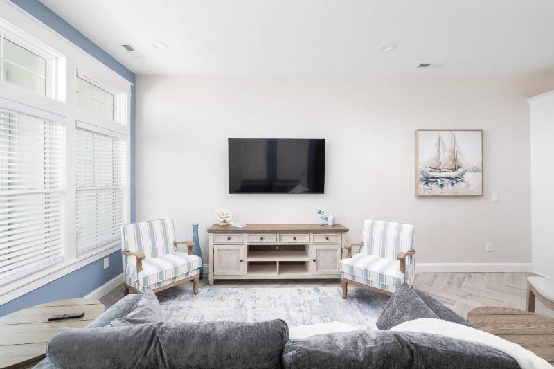 Brand New Luxury Townhome Close to Beach with Pool - image 38