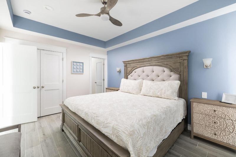 Brand New Luxury Townhome Close to Beach with Pool - image 4