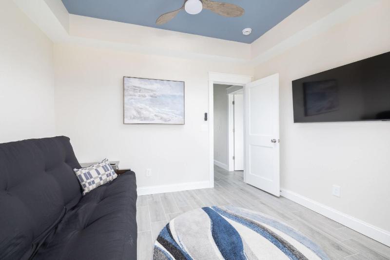 Brand New Luxury Townhome Close to Beach with Pool - image 39