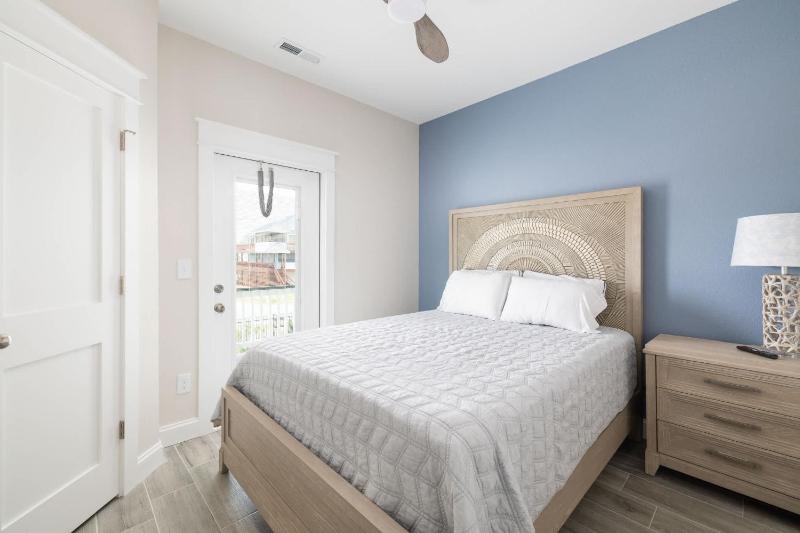Brand New Luxury Townhome Close to Beach with Pool - image 9