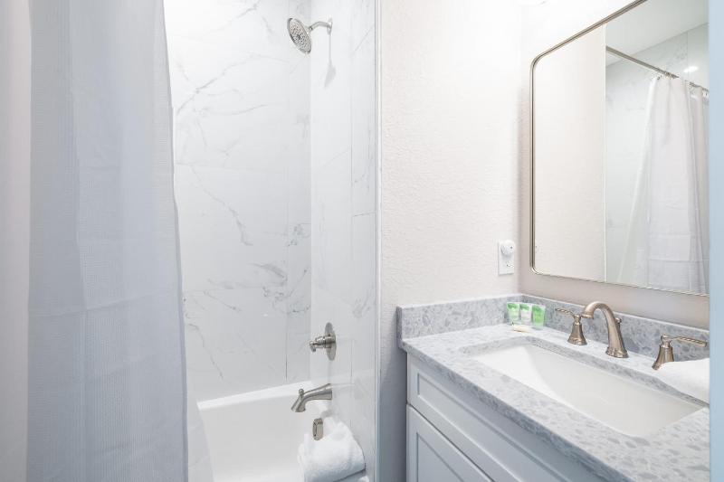 Brand New Luxury Townhome Close to Beach with Pool - image 30