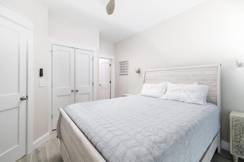 Brand New Luxury Townhome Close to Beach with Pool - image 40