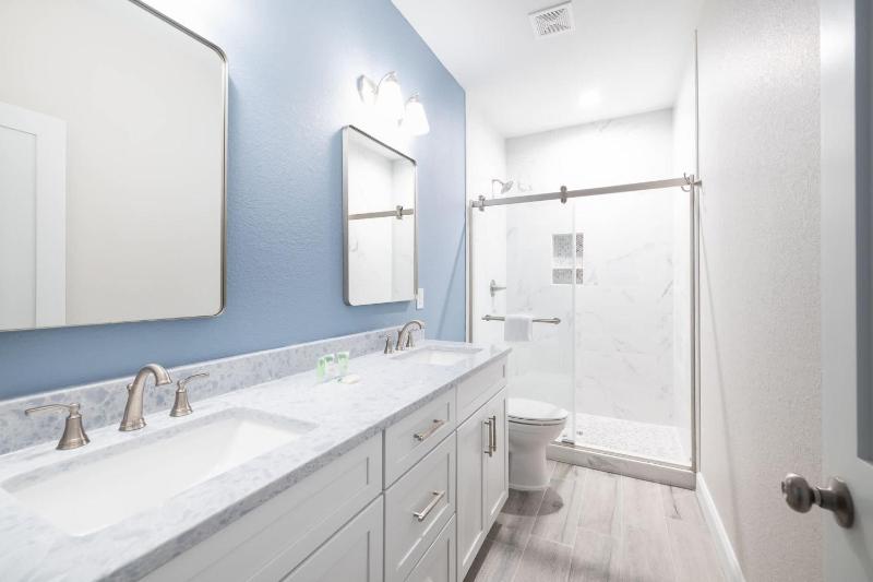 Brand New Luxury Townhome Close to Beach with Pool - image 6