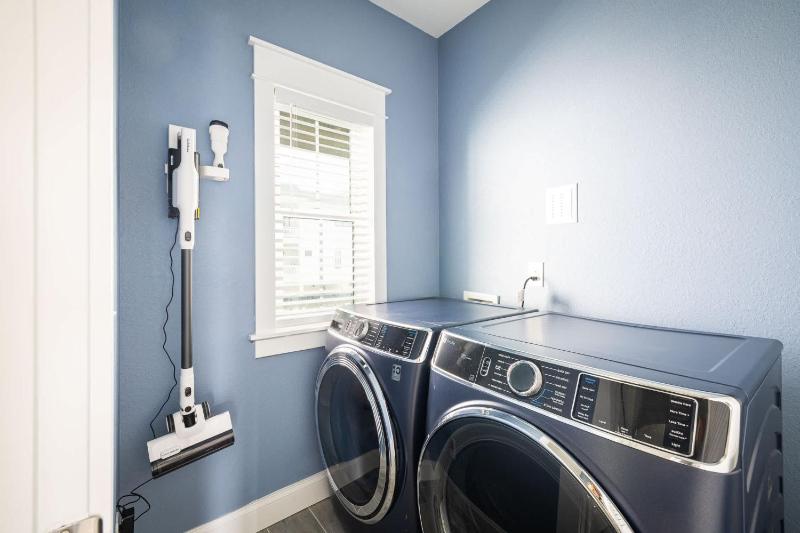 Brand New Luxury Townhome Close to Beach with Pool - image 18