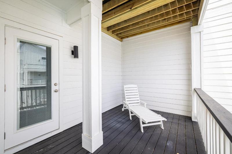 Brand New Luxury Townhome Close to Beach with Pool - image 7