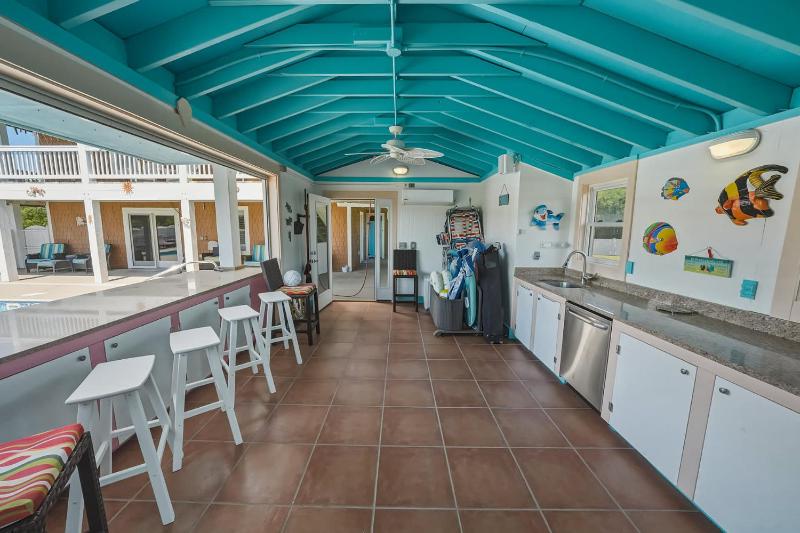 7BR with Heated Pool Volleyball Steps to Beach - image 12