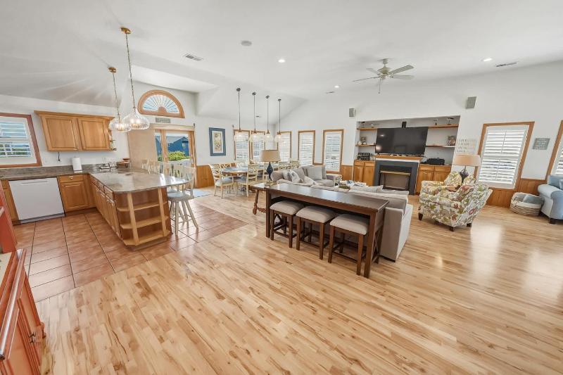 7BR with Heated Pool Volleyball Steps to Beach - image 46