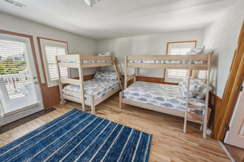 7BR with Heated Pool Volleyball Steps to Beach - image 26