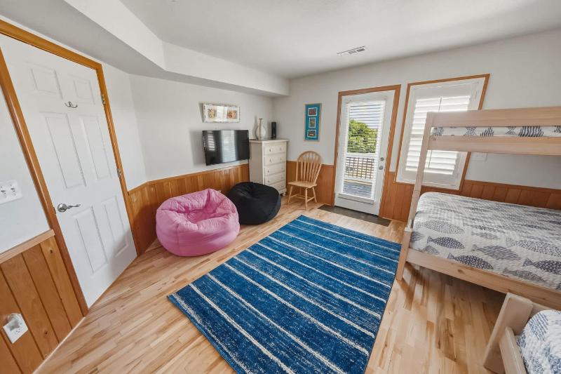 7BR with Heated Pool Volleyball Steps to Beach - image 47