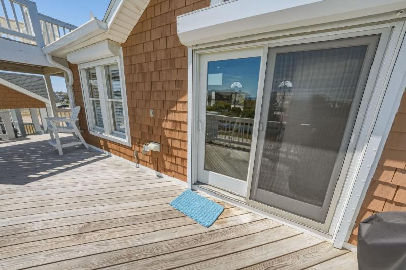 7BR with Heated Pool Volleyball Steps to Beach - image 20