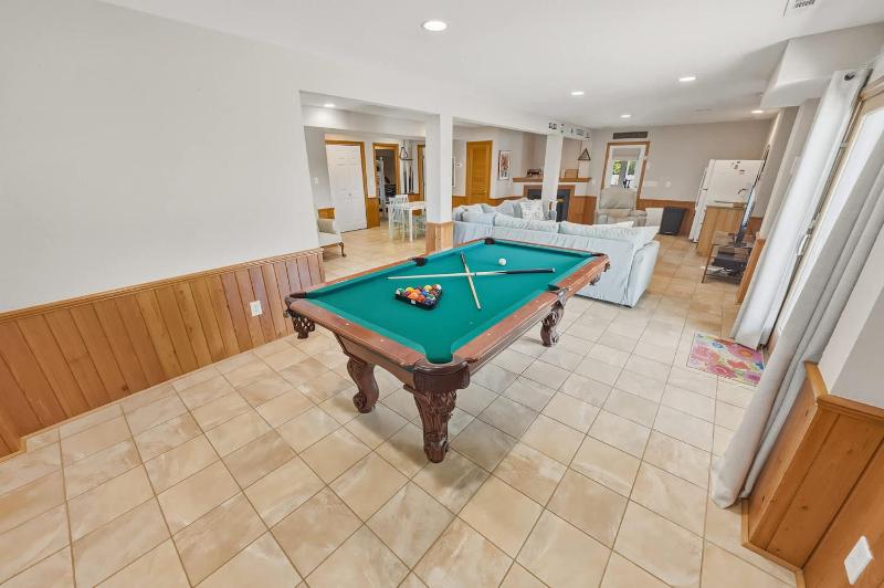 7BR with Heated Pool Volleyball Steps to Beach - image 37