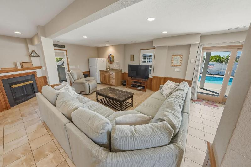 7BR with Heated Pool Volleyball Steps to Beach - image 32
