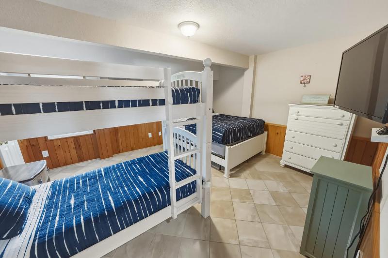7BR with Heated Pool Volleyball Steps to Beach - image 16