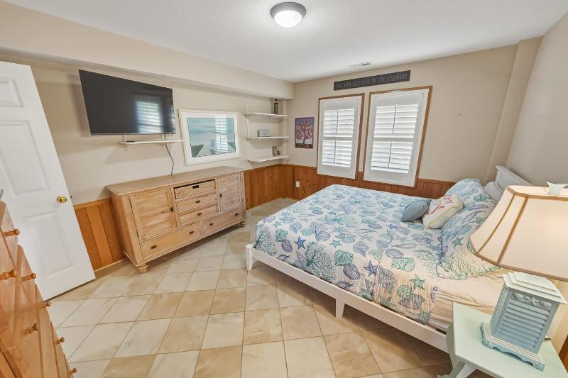 7BR with Heated Pool Volleyball Steps to Beach - image 27