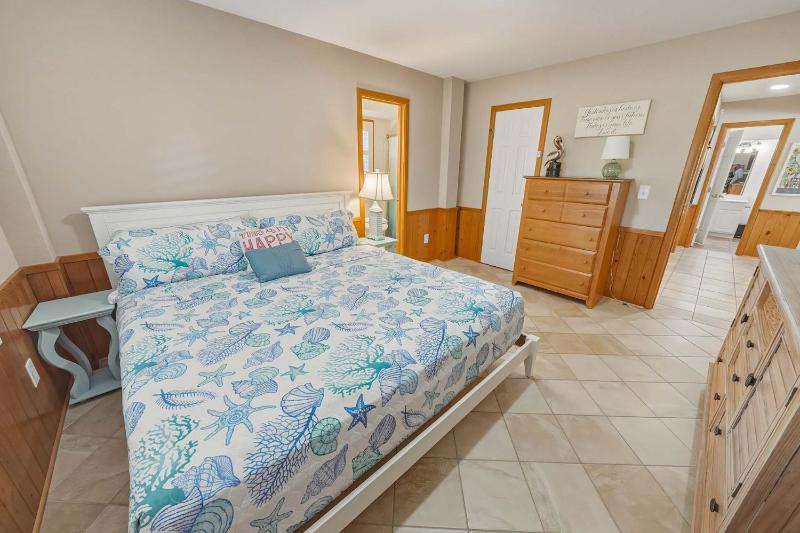7BR with Heated Pool Volleyball Steps to Beach - image 45