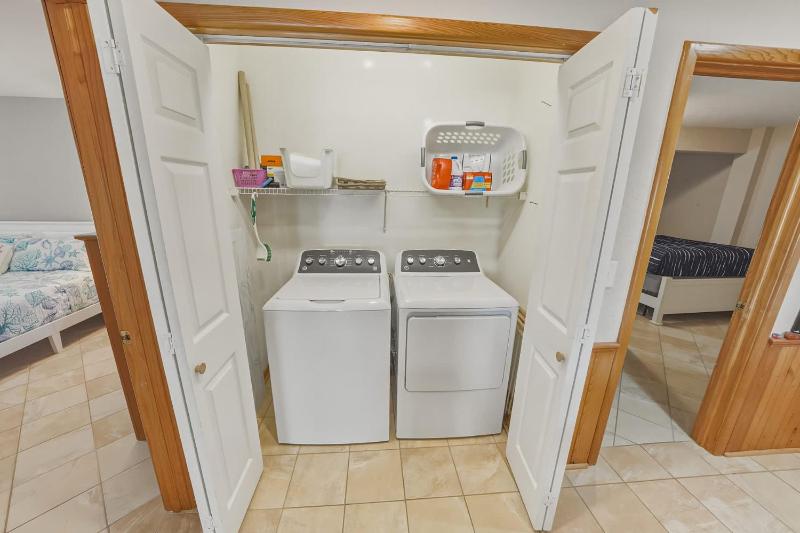 7BR with Heated Pool Volleyball Steps to Beach - image 19