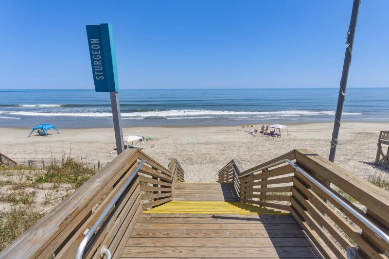 7BR with Heated Pool Volleyball Steps to Beach - image 30