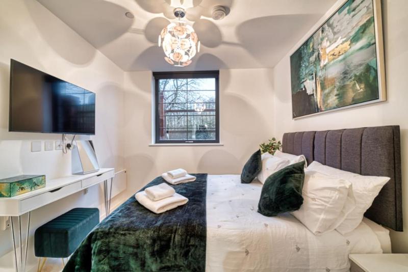 Lockside Suite 3-Bedroom Sophisticated Flat - image 13