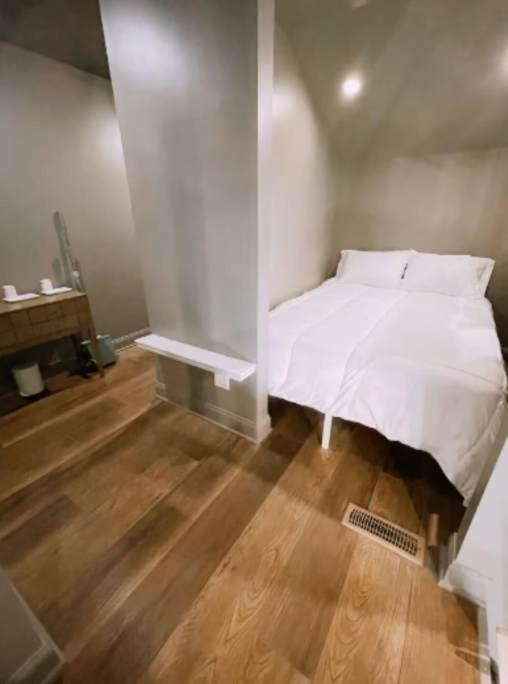 Charming Carriage house in Popular Bates Hendricks - image 3