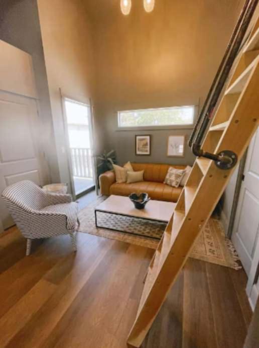 Charming Carriage house in Popular Bates Hendricks - image 8