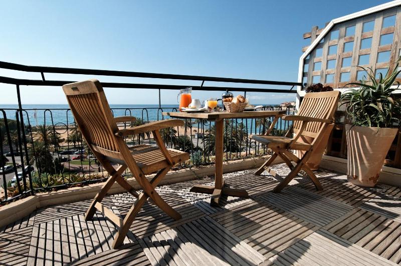 Twin Room with Balcony and Sea View image 4