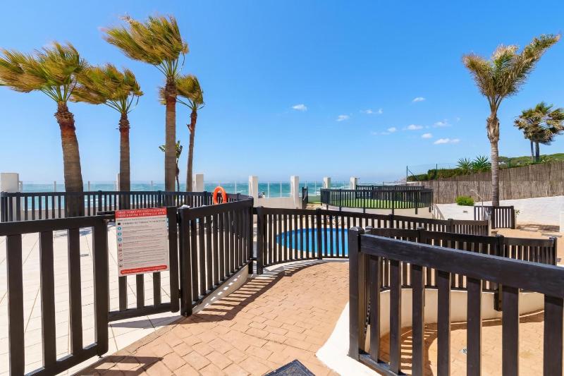 Puerta Del Mar Penthouse Beachfront - Happy Rentals - image 13