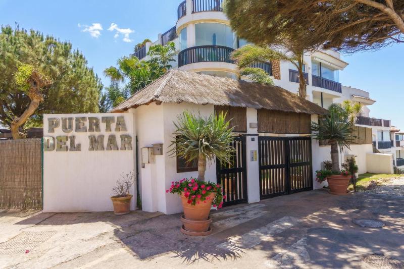 Puerta Del Mar Penthouse Beachfront - Happy Rentals - image 9