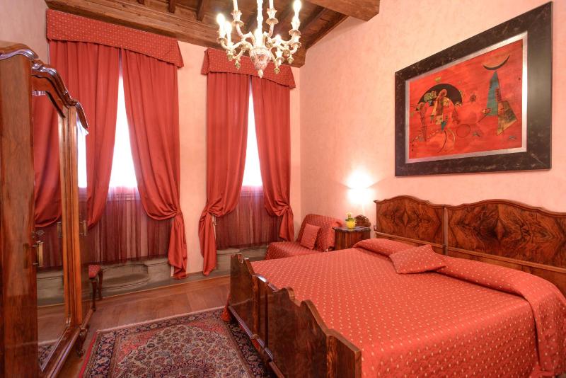 Deluxe Triple Room with Private Bathroom image 1