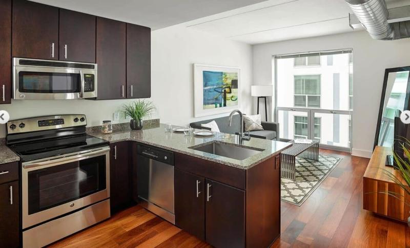 Fully Furnished 2 Bedroom 1 Bathroom Apartment near Rittenhouse apts - image 11