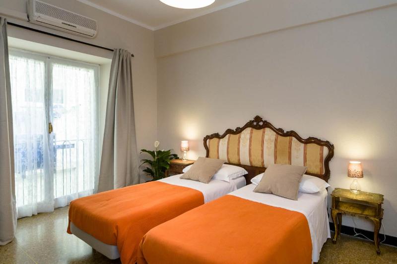 Twin Room with Private External Bathroom image 3