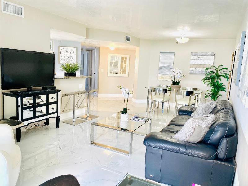 Ocean & Bay Views 2BR 2BA Beach Condo! Parking - image 3