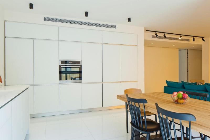 Elegant 2Br & Veranda Close To Beach By Feelhome - image 13