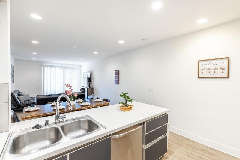 Fully furnished 3 Bedroom Apartment on Poinsettia Place apts - image 7