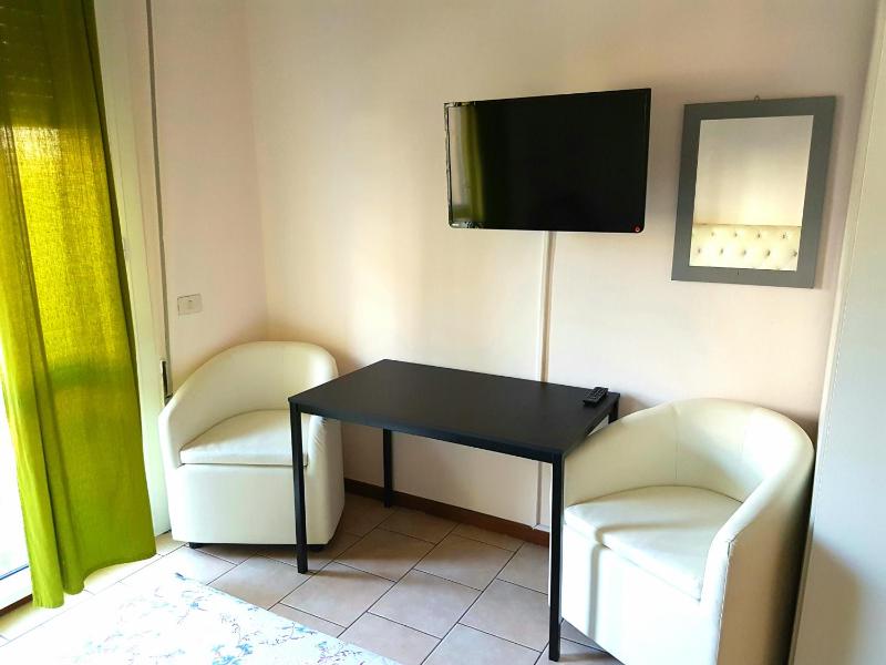Double Room with Extra Bed image 3