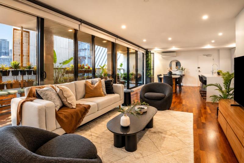 3 Bd Stylish Spacious Stunner! Minutes to Marvel! - image 1