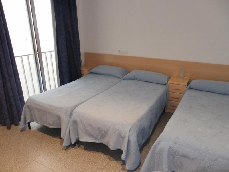 Economy Triple Room image 2