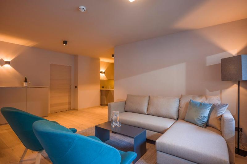 Deluxe Three-Bedroom Apartment image 4