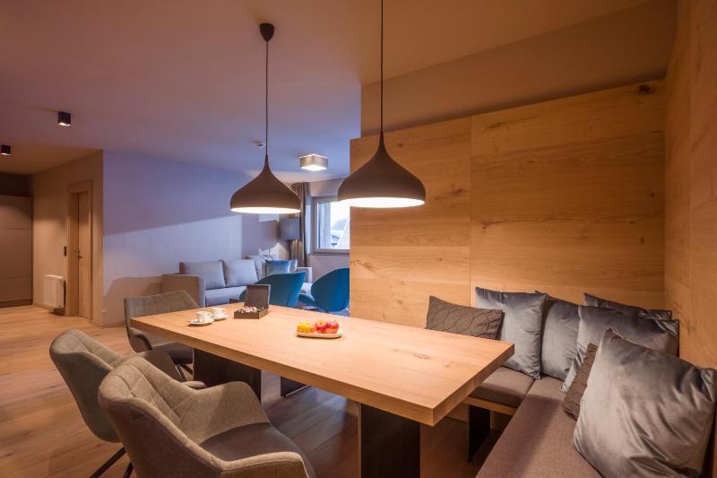 Deluxe Three-Bedroom Apartment image 3