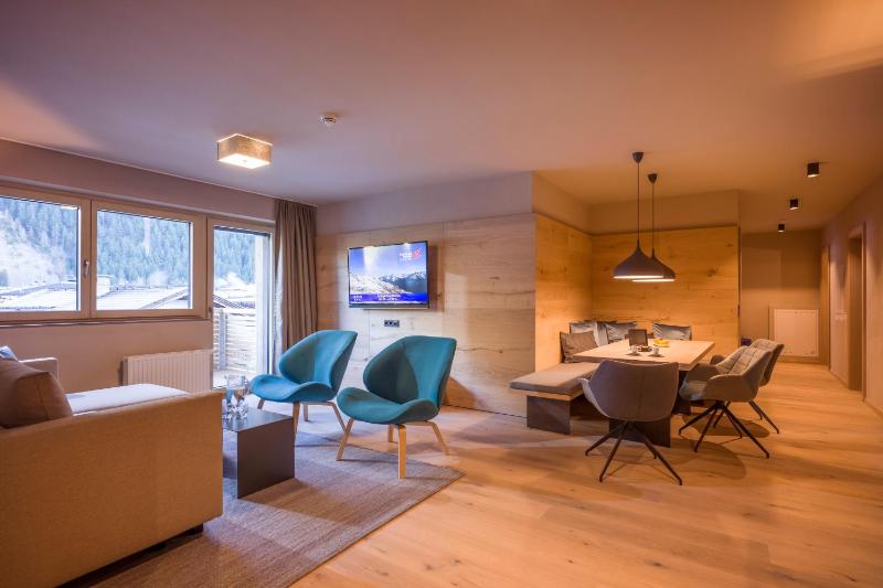 Deluxe Three-Bedroom Apartment image 2