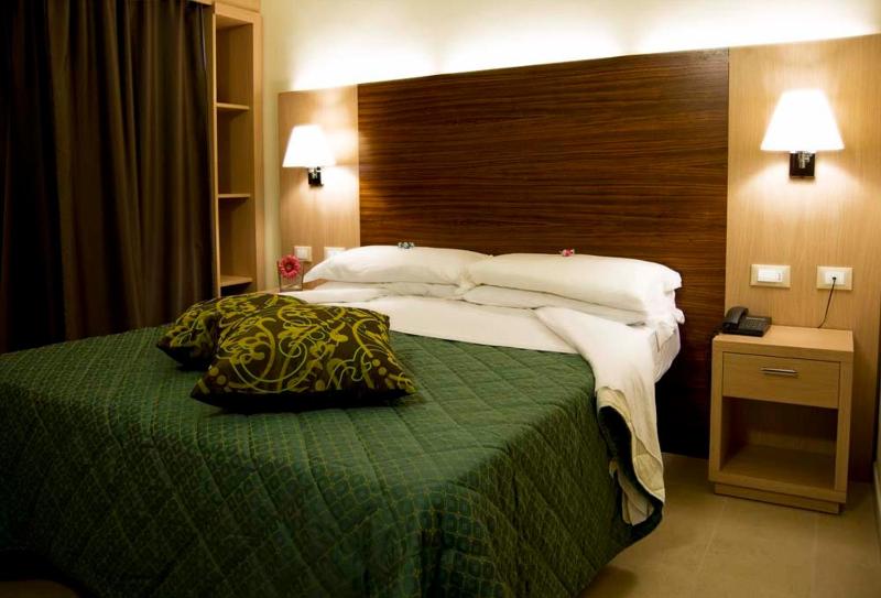 Double Room with Balcony image 2