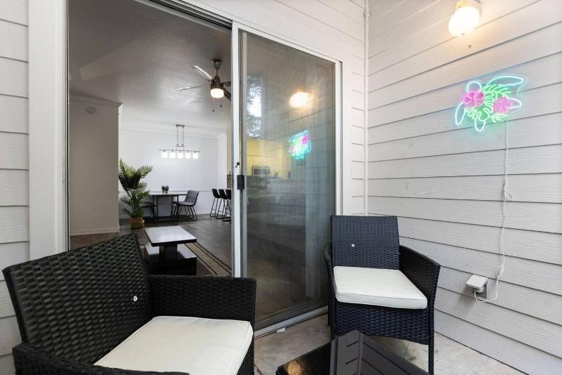 Spacious Luxury 3-bedroom Retreat Near Dallas Downtown - Group sleeps 7 - image 18