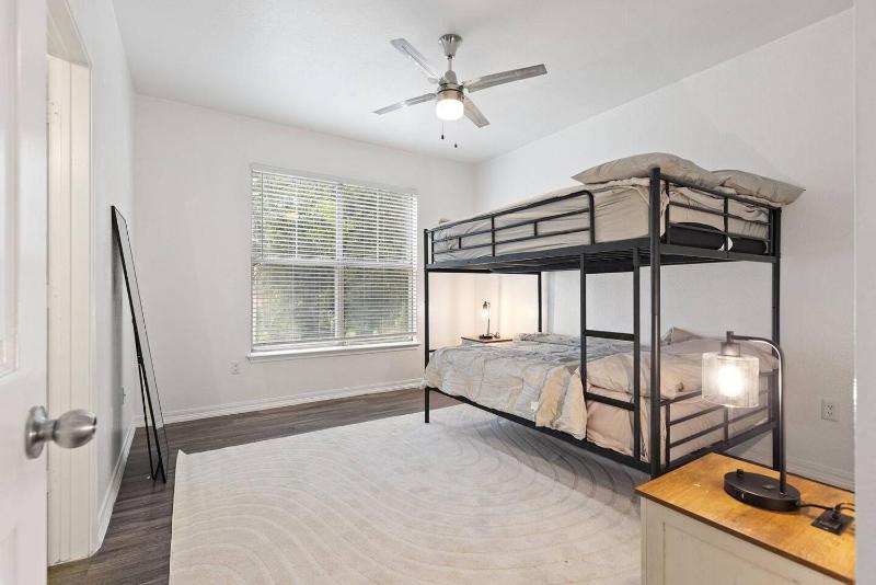 Spacious Luxury 3-bedroom Retreat Near Dallas Downtown - Group sleeps 7 - image 29
