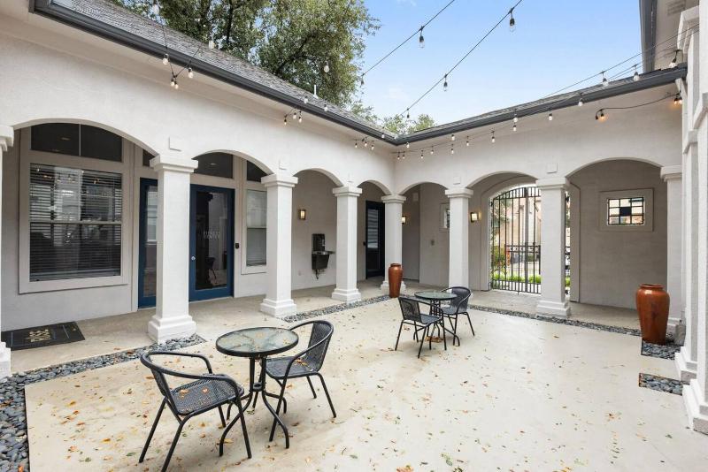 Spacious Luxury 3-bedroom Retreat Near Dallas Downtown - Group sleeps 7 - image 11
