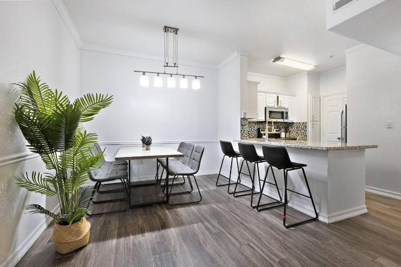 Spacious Luxury 3-bedroom Retreat Near Dallas Downtown - Group sleeps 7 - image 26