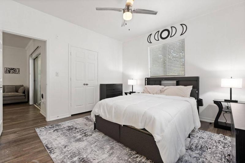 Spacious Luxury 3-bedroom Retreat Near Dallas Downtown - Group sleeps 7 - image 16