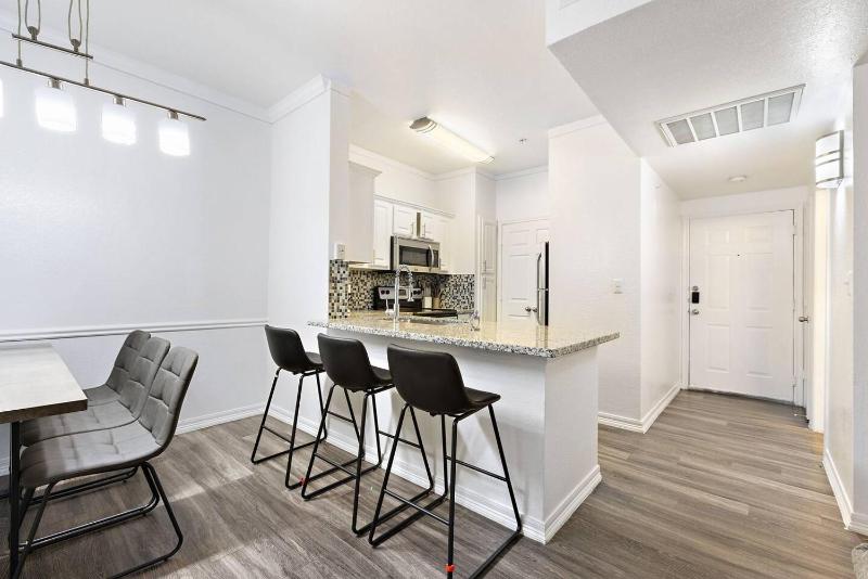 Spacious Luxury 3-bedroom Retreat Near Dallas Downtown - Group sleeps 7 - image 25