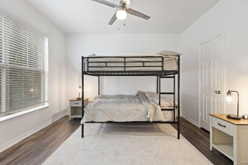 Spacious Luxury 3-bedroom Retreat Near Dallas Downtown - Group sleeps 7 - image 8
